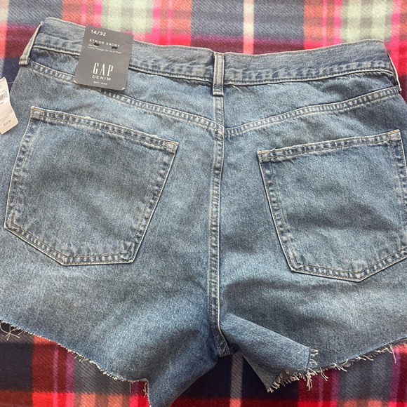 NWT- GAP 14/32 STRIDE SHORT Mid Rise Loose Through the Hip & Thigh - Picture 4 of 6